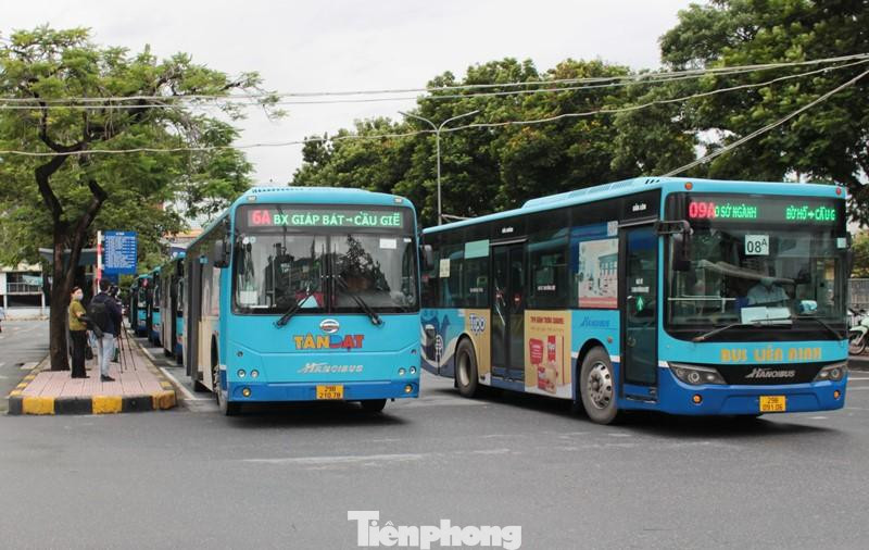 Theo yêu cầu của công tác phòng chống dịch, mỗi xe chỉ chở số người bằng 50% số ghế trên xe.