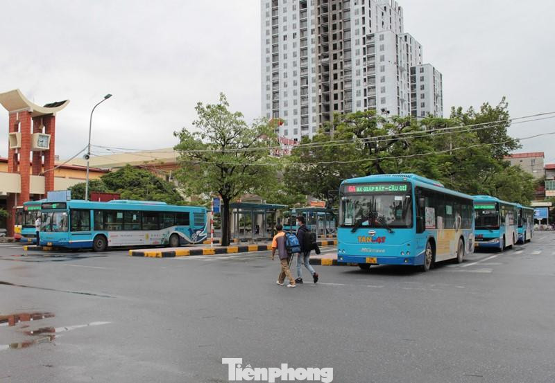 Sáng nay, sau gần 3 tháng dừng hoạt động, 118 tuyến buýt của thành phố đã đi vào hoạt động.