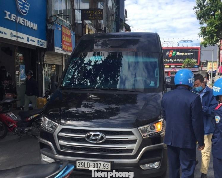 Sau khi báo Tiền Phong phản ánh về tình trạng trên, trong mấy tuần qua, Thanh tra giao thông Hà Nội đã triển khai lực lượng kiểm tra, giám sát. Tại Văn phòng trên đường Trần Nhân Tông có treo biển đề là nhà xe X.E Việt Nam với tên Cty chủ quản là Cty TNHH X.E Việt Nam, Thanh tra giao thông Hà Nội đã phát hiện một số xe dừng đỗ bắt khách, vi phạm quy định vận tải.