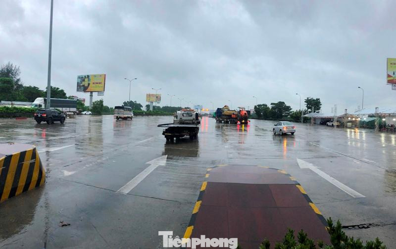 Việc này đã tạo thuận lợi cho phương tiện qua lại chỉ phải dừng trả phí tại cửa ngõ rồi lưu thông qua trạm thu phí