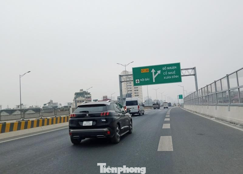 Thay vì biển báo cụt đường lên xuống, hiện đường trên cao Mai Dịch - Pháp Vân đi qua các nút giao Hoàng Quốc Việt, Cổ Nhuế, Ciputra đã có biển báo mũi tên hướng dẫn đi xuống.