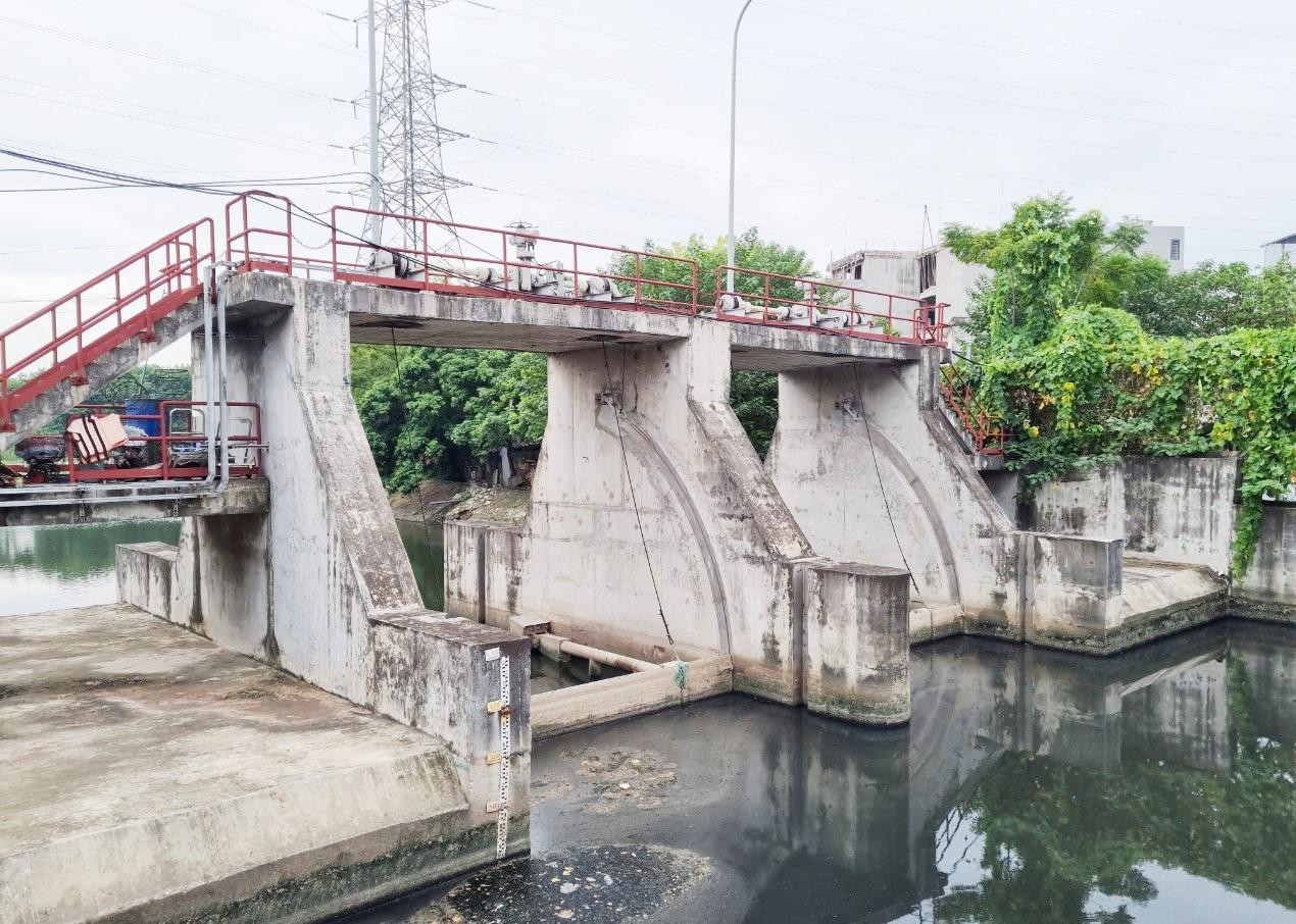 Cty Thoát nước Hà Nội hạ xuống mực nước chuẩn trên các hồ, đập để ứng phó mưa bão số 7