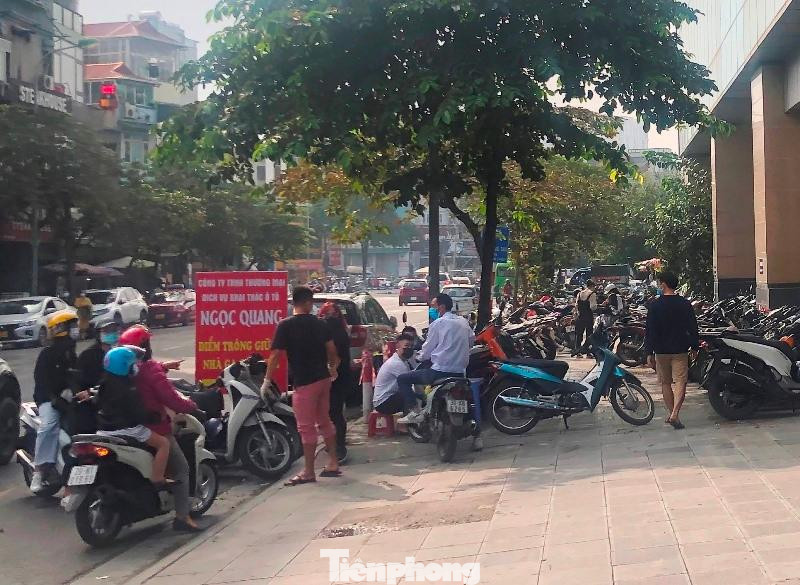 Cty TNHH Thương mại dịch vụ khai thác ô tô Ngọc Quang (Cty Ngọc Quang) là đơn vị duy nhất được đại diện liên ngành chấp thuận cho tổ chức trông xe có thu phí, giá vé gửi xe phải tuân thủ theo quy định của UBND thành phố Hà Nội.