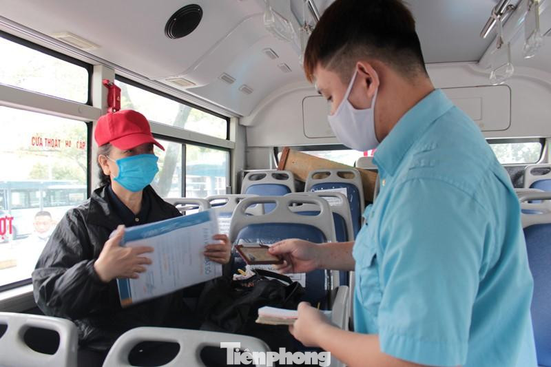 Chị Thanh có vé xe buýt tháng vì thường xuyên di chuyển trên hành trình Thường Tín - Hà Nội.