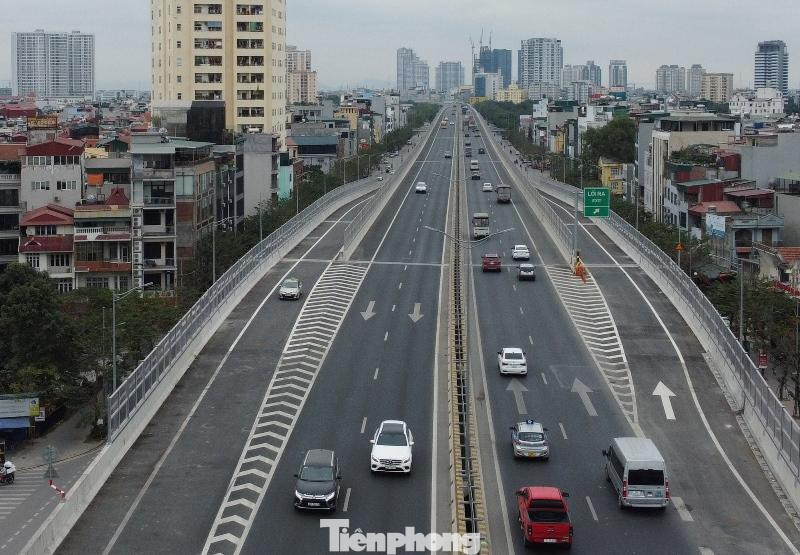 Nhánh đường kết nối hai bên đường trên cao Mai Dịch - cầu Thăng Long vừa được thông xe sáng nay.