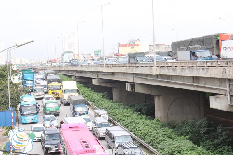 Do các dòng xe từ cao tốc và đường Vành đai 3 dưới thấp xung đột trực tiếp tại nút giao Pháp Vân nên ùn tắc thường xuyên diễn ra trên cả cao tốc và đường vành đai. Do các dòng xe từ cao tốc và đường Vành đai 3 dưới thấp xung đột trực tiếp tại nút giao Pháp Vân nên ùn tắc thường xuyên diễn ra trên cả cao tốc và đường vành đai.