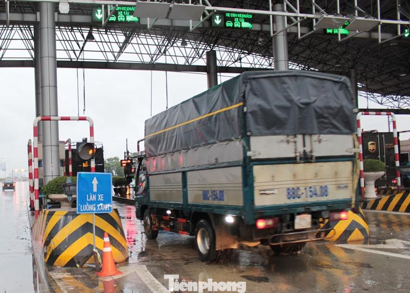 Xe tải chở hàng “luồng xanh” được chạy thẳng qua trạm thu phí mà không phải dừng lại kiểm tra mã QR.