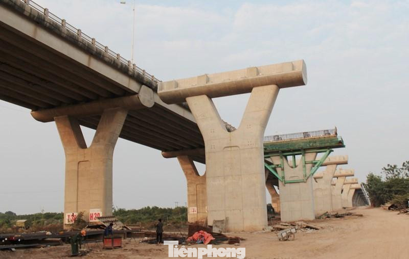 Thông tin về tiến độ dự án đến thời điểm hiện nay, cuối tuần qua đại diện Ban Quản lý dự án đầu tư xây dựng công trình giao thông Hà Nội (Ban Giao thông) - chủ đầu tư cho biết, hiện dự án đã hoàn thành khoảng 40% khối lượng công việc. Riêng phần việc đúc các trụ cầu đã hoàn thành 50/61 trụ, tương đương 82%.
