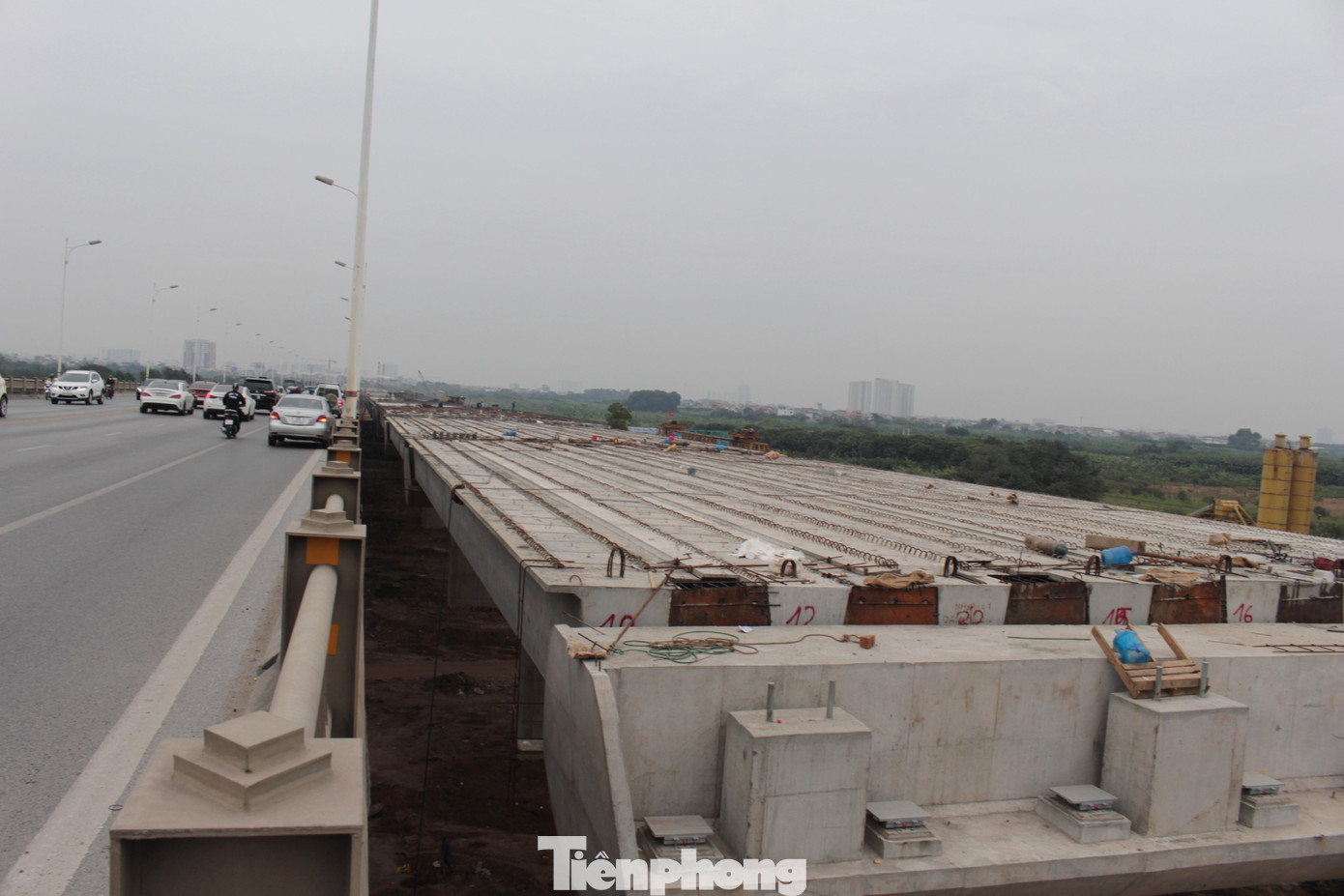 Hình hài mặt cầu Vĩnh Tuy cả 2 hai đoạn phía Long Biên đang dần hình thành với mặt cầu rộng 40 mét, 8 làn xe ô tô sau khi được thông xe.