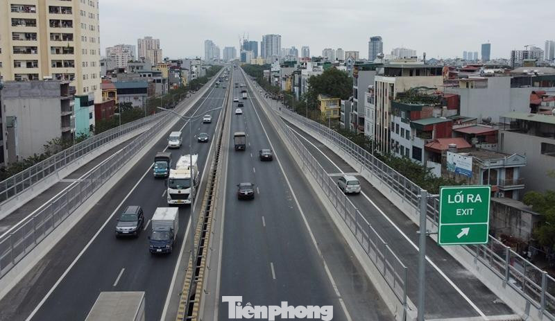 Xe đi lên, xuống đường trên cao qua đường kết nối từ nút giao Cổ Nhuế (Công viên Hòa Bình).