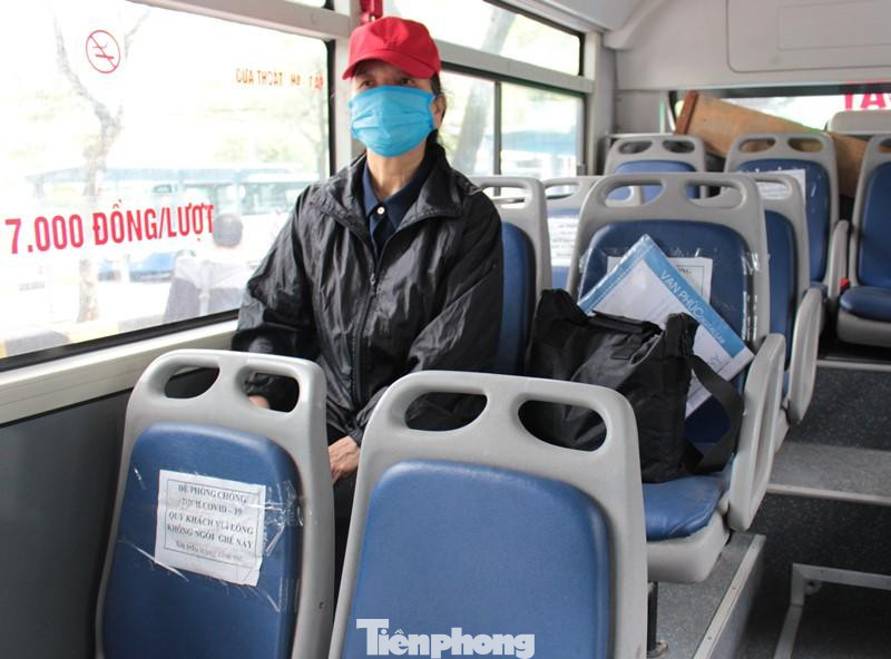 Chị Thanh lên bệnh viện Bạch Mai chăm người nhà nằm viện và có ý định về quê từ nhiều ngày trước nhưng không có phương tiện đi lại. Khi biết tin xe buýt chạy về Thường Tín đã hoạt động, chị ra bến Giáp Bát đợi từ rất sớm.