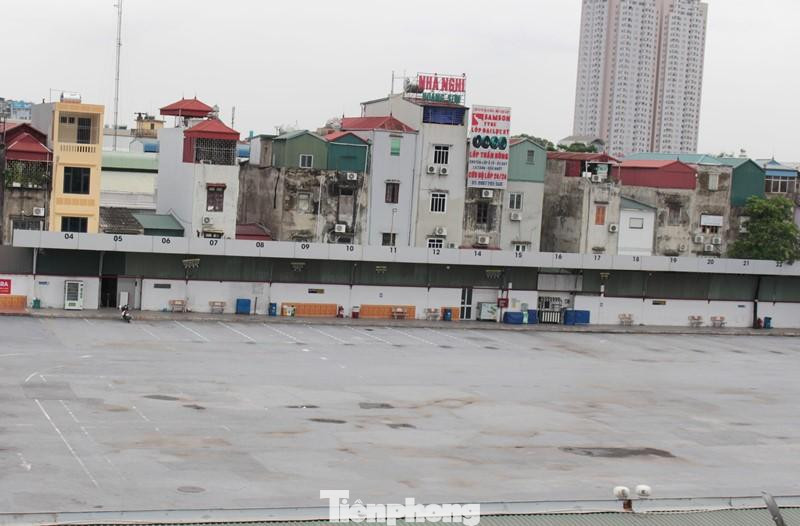 Tuy nhiên, cả ngày hôm nay, bến nay chưa có xe hoạt động. Các ô "lốt" xe dừng đỗ đón khách được đánh số thứ tự trong bến trống trơn. Lãnh đạo bến xe Nước Ngầm cho biết, do xe tại bến là xe đường dài nên bến phải làm công tác chuẩn bị 1, 2 ngày mới có xe về.