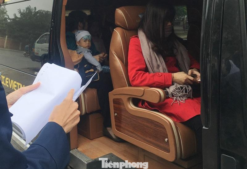 Nhà xe X.E Việt Nam bắt toàn khách đi theo hình thức tuyến cố định nhưng nhà xe này vẫn dán mác xe hợp đồng để chạy trong nội đô Hà Nội nhiều năm nay.