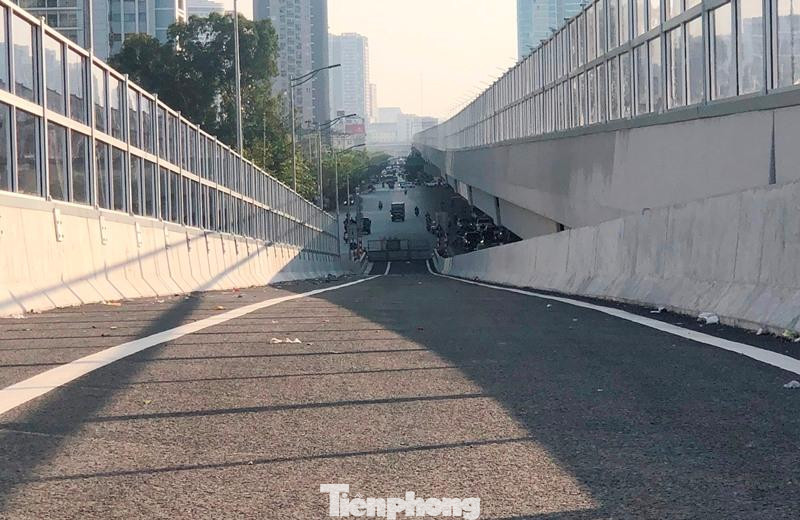 Các nhánh đường trên cao lên xuống gần như đã thi công xong, được thảm nhựa nhưng vẫn bị bịt ở đầu nút giao, khiến phương tiện không thể lên, xuống.