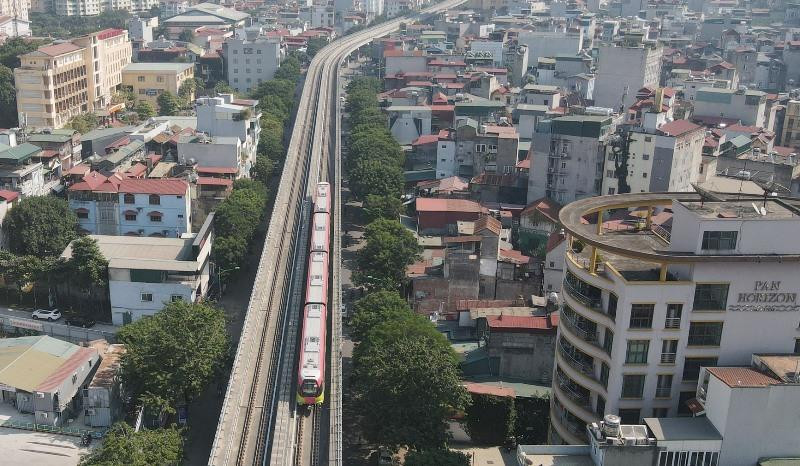 Cuối giờ chiều nay, ông Lê Trung Hiếu - Phó giám đốc Ban quản lý đường sắt đô thị Hà Nội (chủ đầu tư) cho biết, buổi chạy thử tốc độ ngày hôm nay tàu metro Nhổn - ga Hà Nội đã vận hành đạt các yêu cầu đặt ra, với tốc độ tàu đã chạy đạt tới hơn 80 km/h. Cuối giờ chiều nay, ông Lê Trung Hiếu - Phó giám đốc Ban quản lý đường sắt đô thị Hà Nội (chủ đầu tư) cho biết, buổi chạy thử tốc độ ngày hôm nay tàu metro Nhổn - ga Hà Nội đã vận hành đạt các yêu cầu đặt ra, với tốc độ tàu đã chạy đạt tới hơn 80 km/h.
