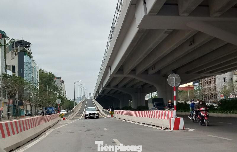 Từ hơn 6h sáng nay, các xe bắt đầu lên xuống đường trên cao Mai Dịch - cầu Thăng Long một cách dễ dàng.