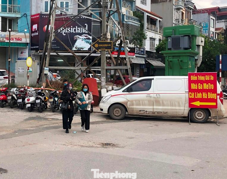 Khách ra bãi gửi xe ở ngõ 168 Hào Nam gửi xe rồi đi bộ vào ga tàu.