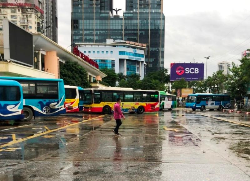 Tại bến xe Mỹ Đình, xe buýt sáng nay cũng đã hoạt động trở lại.