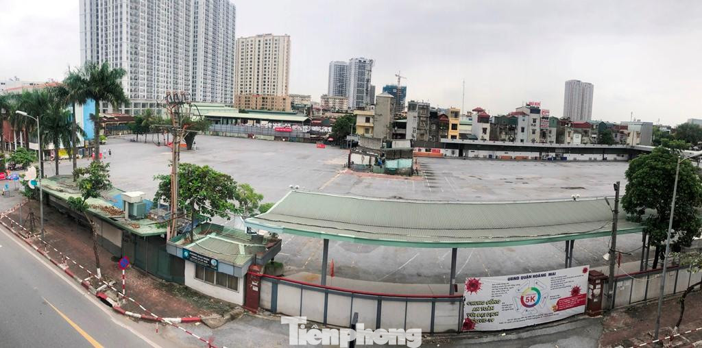 Tuy nhiên gần 3 tháng nay, bến xe Nước Ngầm luôn vắng bóng xe. Ảnh chụp trưa ngày 13/10.