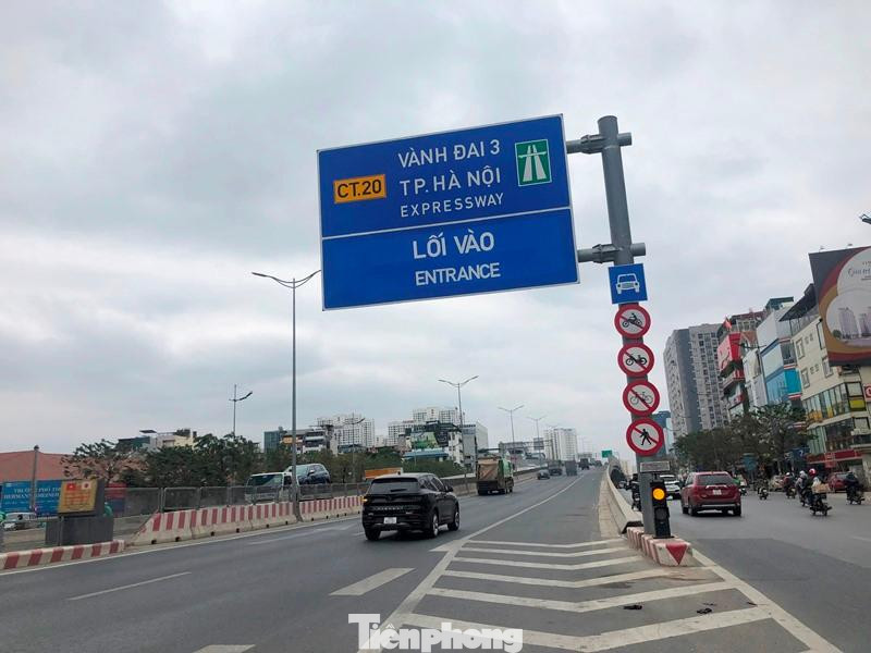 Từ nay, sau khi đi lên đường trên cao ở nút Mai Dịch người tham gia giao thông có thể xuống ở nút giao Hoàng Quốc Việt, Cổ Nhuế (Đỗ Nhuận) hoặc cổng khu đô thị Ciputra, không phải chạy đến hết cầu Thăng Long (dài 5,5 km) mới có thể quay đầu.