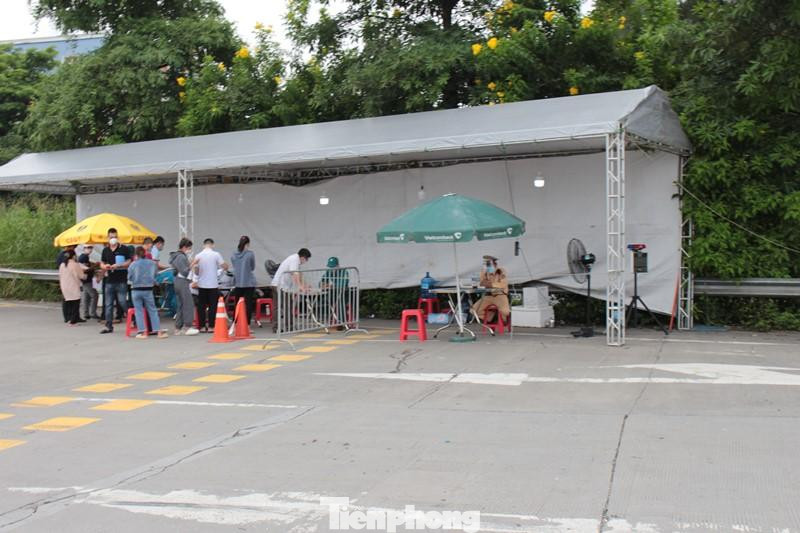 Tại chốt cao tốc Pháp Vân - Cầu Giẽ mấy ngày qua, trung tá Hà Văn Tuân - Đội trưởng Đội CSGT số 14 (đơn vị chỉ huy) cho biết, sau khi áp dụng công nghệ camera quét mã khai báo y tế thay cho điện thoại, tại các chốt đã giảm hẳn người và xe xếp hàng chờ đợi.