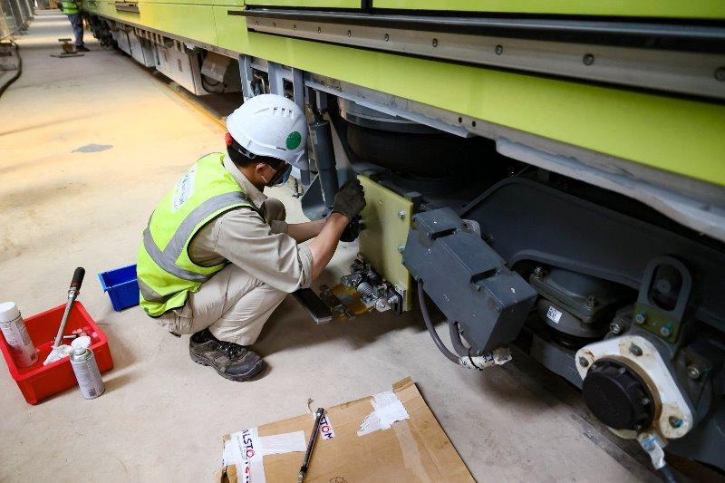 Công nhân kỹ thuật đang lắp thiết bị để hoàn thành một đoàn tàu sau khi được nhập về.