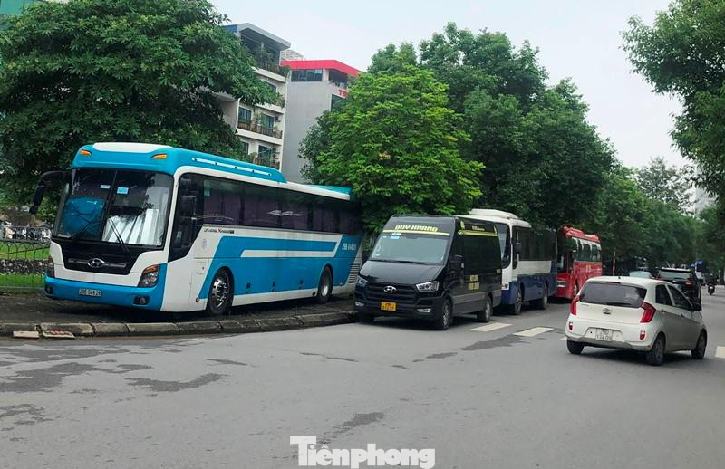 Tại khu đô thị Nam Trung Yên, tại một số thời điểm kiểm tra trong 2 tuần qua, Thanh tra giao thông Đội Vận tải cứ đến đây là bắt gặp xe chở khách theo dạng hợp đồng hoặc đeo biển hợp đồng trá hình xếp hàng chờ khách.