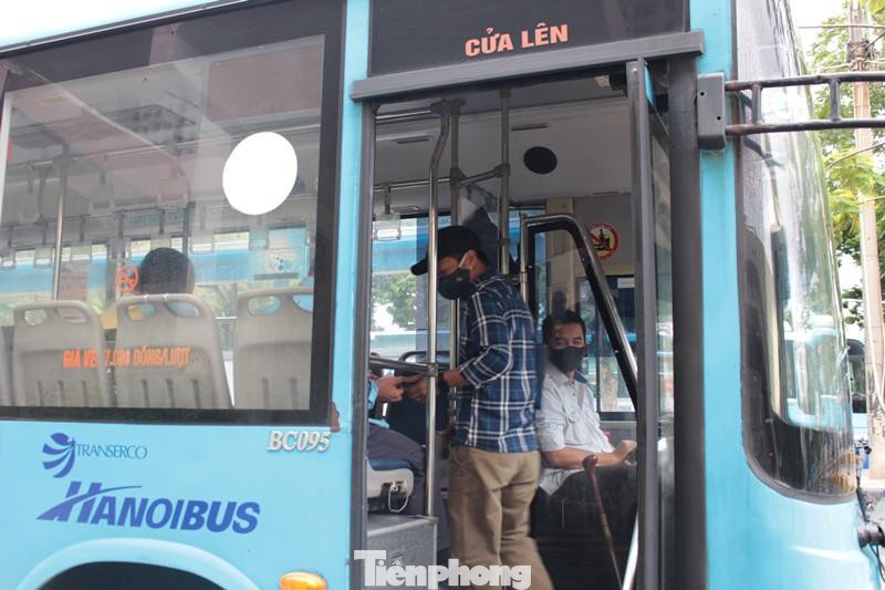 Hành khách lên xe buýt trong sáng nay chủ yếu là người dân đi thăm khám bệnh, người lao động đi làm và một phần nhân viên các Công ty văn phòng ở ngoại thành.