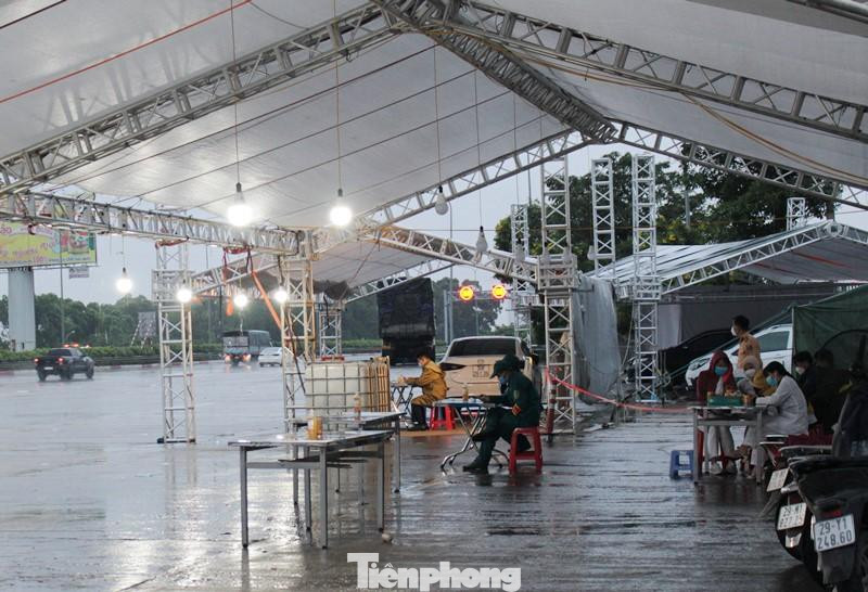 Trong 22 chốt trực cửa ngõ tại Hà Nội đến thời điểm ngày 15/10, mới có duy nhất chốt trên cao tốc Hà Nội – Hải Phòng là tháo dỡ, các chốt còn lại vẫn được duy trì. Tuy nhiên, lực lượng chức năng không kiểm tra giấy tờ mà chuyển sang giám sát, đảm bảo giao thông cho xe qua lại.
