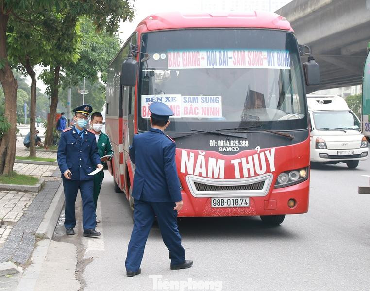 Trên đường Phạm Hùng, khu vực trước bến xe Mỹ Đình, Thanh tra giao thông còn phát hiện xe khách loại lớn, hình thức trưng biển xe chạy tuyến cố định để bắt khách nhưng kiểm tra lại là xe hợp đồng trá hình.