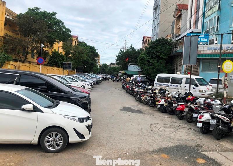 Hiện xung quanh khu vực ga Cát Linh (bán kính 300 mét) đang được bố trí 2 bãi đỗ xe có thu phí để phục vụ khách đi tàu đô thị.