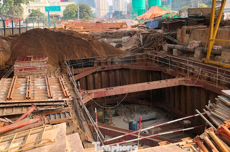 Bên trong công trường hầm chính, đơn vị thi công cũng đang khoan đổ các trụ hầm vượt ngầm đường Vành đai 3. Bên trong công trường hầm chính, đơn vị thi công cũng đang khoan đổ các trụ hầm vượt ngầm đường Vành đai 3.