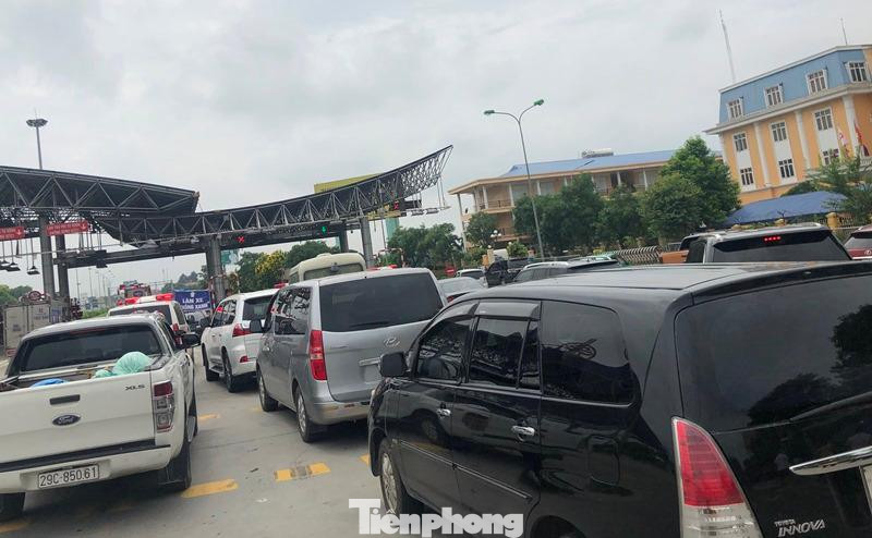 Trước đây, phương tiện cá nhân vẫn phải xếp hàng để chủ xe xuống khai báo y tế tại trạm thu phí cao tốc Pháp Vân - Cầu Giẽ.