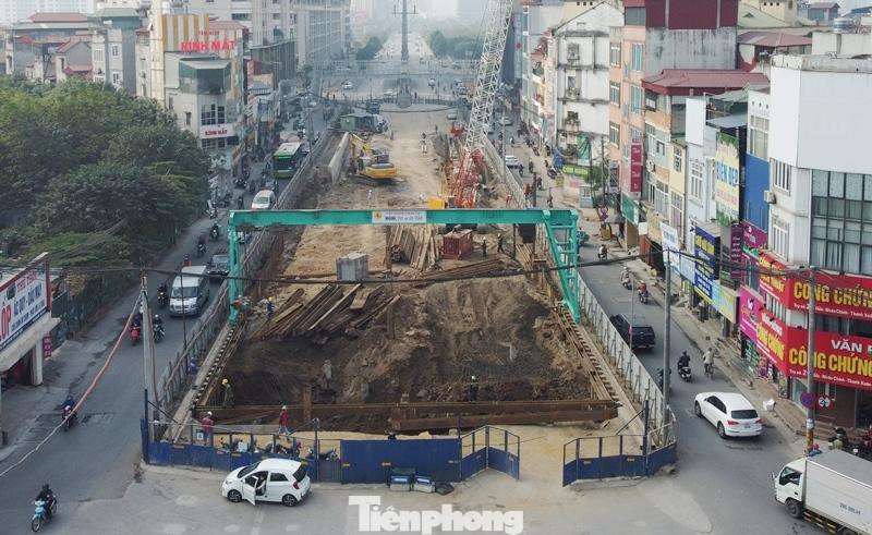 Tuy nhiên trao đổi với PV Tiền Phong, ông Trần Đức Quỳnh - Tư vấn giám sát dự án hầm chui Lê Văn Lương cho biết, khác với hầm Thanh Xuân, Trung Hòa, hầm chui Lê Văn Lương đang phải thi công trong điều kiện khó khăn nhất, gồm mặt bằng dự án nhỏ hẹp nhất, công trình ngầm nhiều nhất và điều kiện thi công khắc nghiệt nhất (dịch COVID-19 kéo dài từ lúc khởi công đến nay). Tuy nhiên trao đổi với PV Tiền Phong, ông Trần Đức Quỳnh - Tư vấn giám sát dự án hầm chui Lê Văn Lương cho biết, khác với hầm Thanh Xuân, Trung Hòa, hầm chui Lê Văn Lương đang phải thi công trong điều kiện khó khăn nhất, gồm mặt bằng dự án nhỏ hẹp nhất, công trình ngầm nhiều nhất và điều kiện thi công khắc nghiệt nhất (dịch COVID-19 kéo dài từ lúc khởi công đến nay).