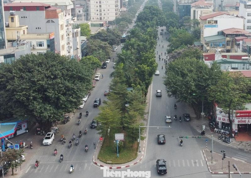 Ban Duy tu các công trình hạ tầng giao thông Hà Nội (Ban Duy tu giao thông, Sở GTVT Hà Nội) vừa cho biết, để cải thiện tình trạng ùn tắc giao thông, tạo thuận lợi cho người dân đi lại và hoàn thiện kết cấu hạ tầng giao thông, trong tháng 12 đại diện Sở GTVT Hà Nội sẽ thực hiện dự án xén dải phân cách mở rộng lòng đường Hoàng Quốc Việt từ 6 lên 8 làn xe. Ban Duy tu các công trình hạ tầng giao thông Hà Nội (Ban Duy tu giao thông, Sở GTVT Hà Nội) vừa cho biết, để cải thiện tình trạng ùn tắc giao thông, tạo thuận lợi cho người dân đi lại và hoàn thiện kết cấu hạ tầng giao thông, trong tháng 12 đại diện Sở GTVT Hà Nội sẽ thực hiện dự án xén dải phân cách mở rộng lòng đường Hoàng Quốc Việt từ 6 lên 8 làn xe.