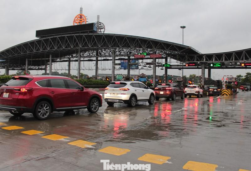 Hơn 18h chiều 15/10, tại chốt trực ở trạm thu phí Pháp Vân – Cầu Giẽ (cửa ngõ phía Nam – đang có lượng xe qua lại lớn nhất Hà Nội), khi xe ra vào thành phố lái xe không phải dừng để khai báo y tế, trình giấy test COVID.