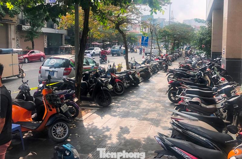 Bãi giữ xe thứ nhất nhận trông giữ xe máy được bố trí trên một đoạn vỉa hè phố Hào Nam ngay trước ga Cát Linh.