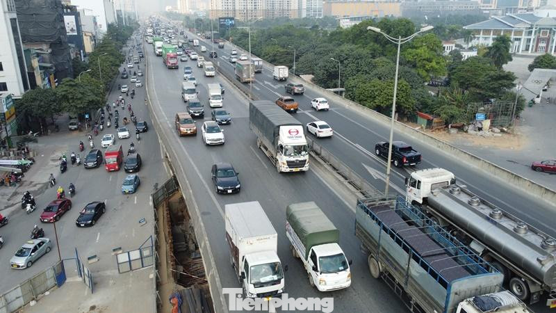 Đề cập đến tiến độ dự án, đại diện Ban Quản lý dự án đầu tư xây dựng công trình giao thông Hà Nội (Chủ đầu tư) cho biết, quý IV/2022 hầm chui Lê Văn Lương sẽ hoàn thành, giúp giải quyết ùn tắc, xung đột giao thông tại nút giao Lê Văn Lương - Tố Hữu với Vành đai 3. Đề cập đến tiến độ dự án, đại diện Ban Quản lý dự án đầu tư xây dựng công trình giao thông Hà Nội (Chủ đầu tư) cho biết, quý IV/2022 hầm chui Lê Văn Lương sẽ hoàn thành, giúp giải quyết ùn tắc, xung đột giao thông tại nút giao Lê Văn Lương - Tố Hữu với Vành đai 3.