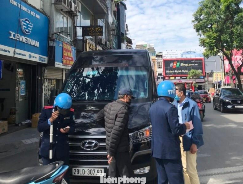 Theo kết quả kiểm tra, xử lý của Thanh tra giao thông Hà Nội, tại các văn phòng của nhà xe X.E Việt Nam gồm: khu đô thị Pháp Vân, đường Trần Nhân Tông, khu đô thị Nam Trung Yên, Thanh tra cứ kiểm tra là phát hiện xe chở khách hoạt động theo hình thức hợp đồng vi phạm quy định vận tải, nhưng tình trạng xe đón trả khách, nhận trả hàng ở đây vẫn diễn ra thường xuyên (?!).