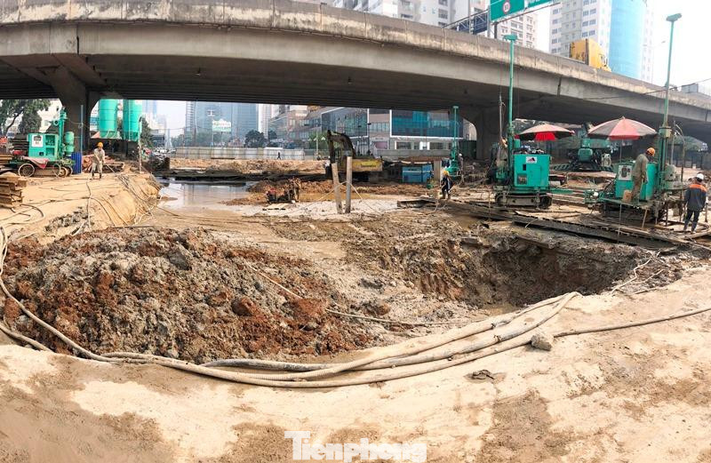 Hiện dự án đang tập trung thi công ở mặt bằng hầm chính, dưới gầm lòng đường Vành đai 3 trên cao. Hiện dự án đang tập trung thi công ở mặt bằng hầm chính, dưới gầm lòng đường Vành đai 3 trên cao.