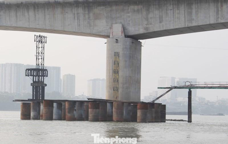 Dự án có 4 trụ cầu vượt sông Hồng đang phải thi công trong điều kiện khó khăn nhất - nước sông Hồng sâu 12 mét, chảy xiết. Để thi công được trong điều kiện này, nhà thầu đã phải dùng các ống vách lớn đóng xuống lòng sông, sau đó phun bê tông vào trong để đổ cọc khoan nhồi.