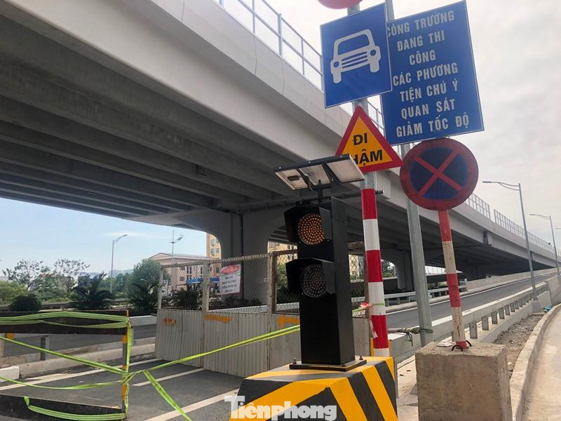 Mặc dù tuyến đường đã được lãnh đạo Bộ GTVT và UBND thành phố Hà Nội long trọng tổ chức thông xe dịp kỷ niệm Giải phóng Thủ đô 10/10/2020, nhưng hơn 1 năm sau, tuyến đường vẫn chìm trong công trường thi công, hào rào, biển báo cấm đường dựng, giăng nhiều vị trí.