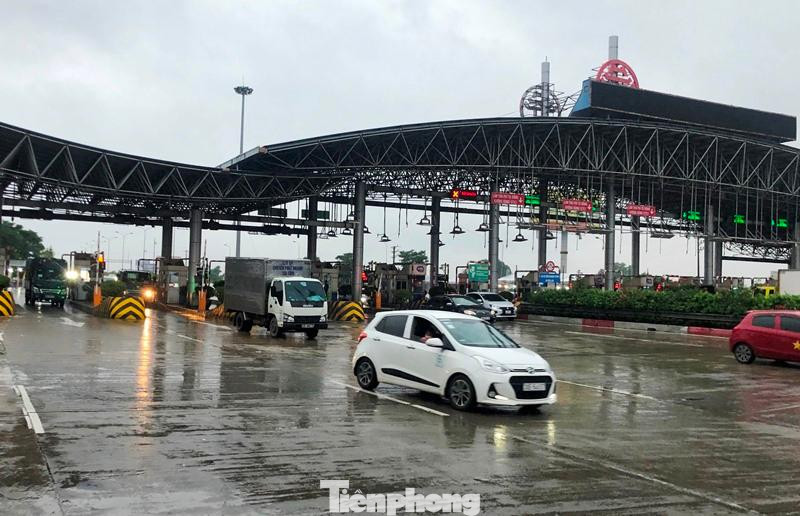 Chiều 15/10, chốt trực của liên ngành Hà Nội gồm CSGT, Cơ động, Thanh tra giao thông, Quận đội, Y tế… chính thức được UBND thành phố Hà Nội thông báo cho dừng kiểm soát người, xe ra vào thành phố sau 3 tháng hoạt động