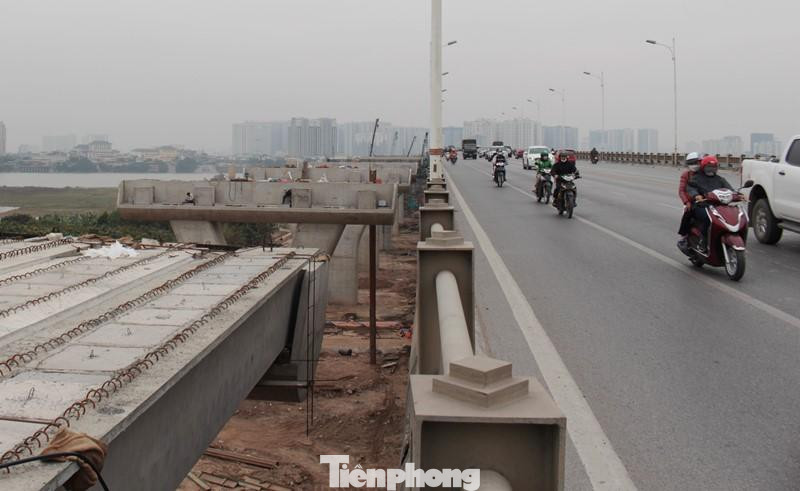 Sau khi hoàn thành dự án giai đoạn 2, cầu Vĩnh Tuy sẽ là cầu có chiều rộng mặt cắt ngang lớn nhất Hà Nội với 8 làn xe ô tô (40 mét), đảm bảo năng lực thông hành cho đường Vành đai 2 hoàn thiện cả đường dưới thấp và đường trên cao.