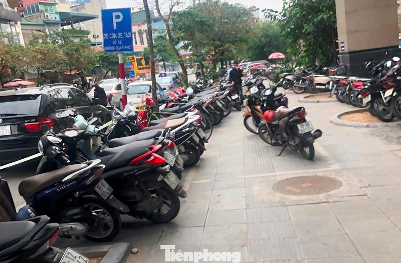 Bãi trông xe máy trên vỉa hè phố Hào Nam đoạn trước ga tàu Cát Linh thời điểm tổ công tác có mặt.