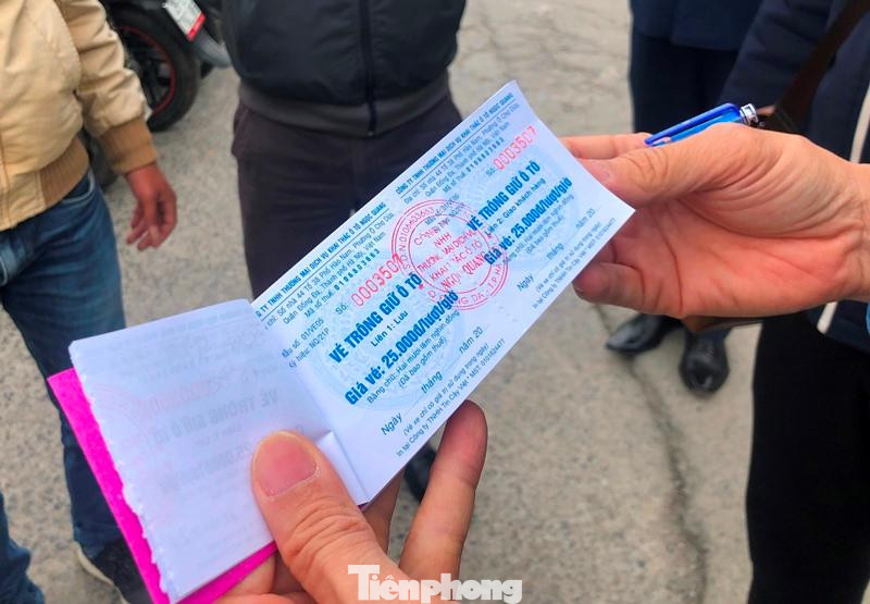 Đại diện Cty Ngọc Quang trình các vé trông xe in theo quy định. Các vé này ghi giá 25.000 đồng/lượt. Nhưngchiều tối ngày 22/11, phóng viên ghi nhận có một số hành khách gửi ô tô yêu cầu đưa vé mới trả phí, nhân viên trông xe tại ngõ 168 Hào Nam đã đưa cho chủ xe ô tô một vé gửi xe máy, ghi thời gian xe ô tô vào bãi ở mặt sau rồi thu của khách 50.000 đồng.