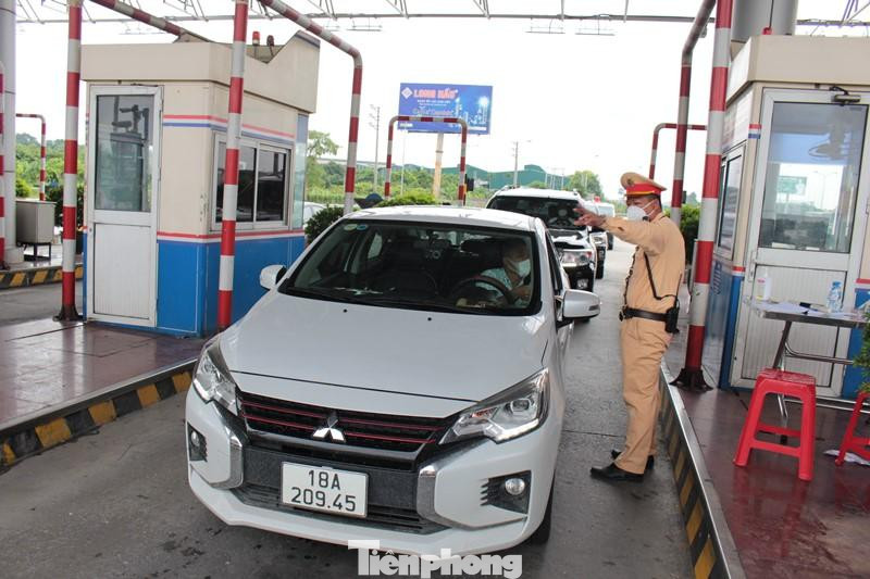 Tuy nhiên những ngày vừa qua, thay vì dừng xe xếp hàng để kiểm tra giấy tờ tại chốt, CSGT đã hướng dẫn người điều khiển phương tiện đến vị trí có camera đọc mã QR để được hệ thống quét mã khai báo y tế điện tử.