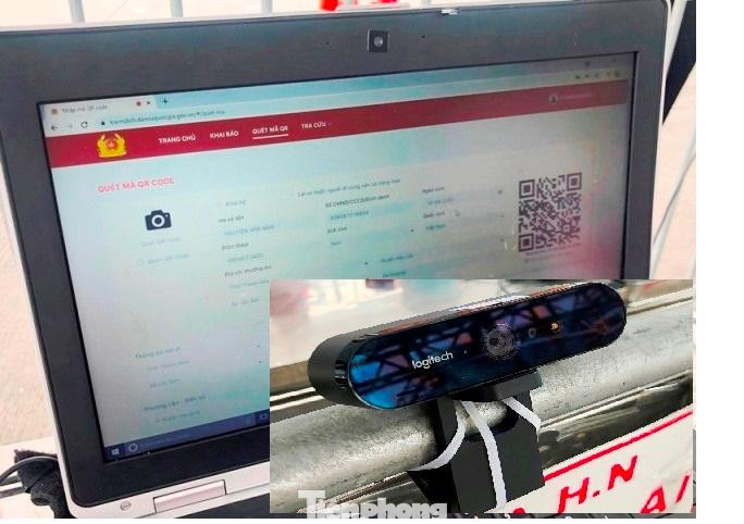 Do camera đọc mã QR (ảnh nhỏ) vừa trang bị tại các chốt trực cửa ngõ được tính hợp với hệ thống lưu trữ dữ liệu dân cư Quốc gia nên cùng với thông tin khai báo y tế, thông tin nơi cư trú của người được quét mã cũng hiện lên trên màn hình máy tính để nhân viên trực đối chiếu.