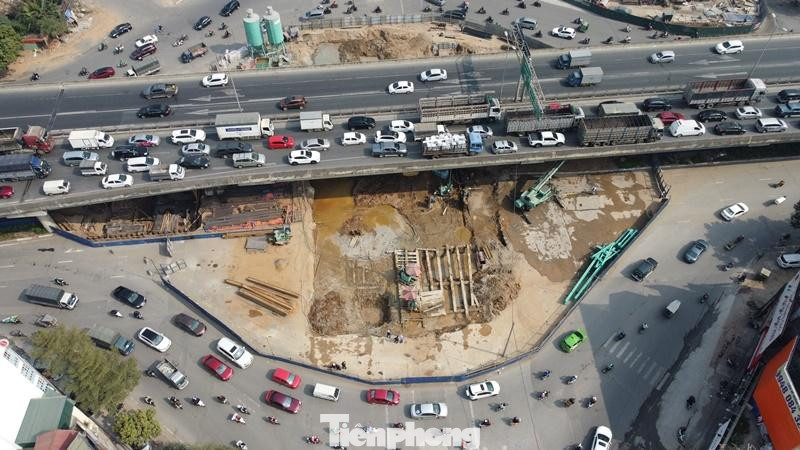 Hầm chui Lê Văn Lương là hầm chui thứ 3 được xây dựng để vượt ngầm đường Vành đai 3, sau các hầm Thanh Xuân, Trung Hòa. Hầm chui Lê Văn Lương là hầm chui thứ 3 được xây dựng để vượt ngầm đường Vành đai 3, sau các hầm Thanh Xuân, Trung Hòa.