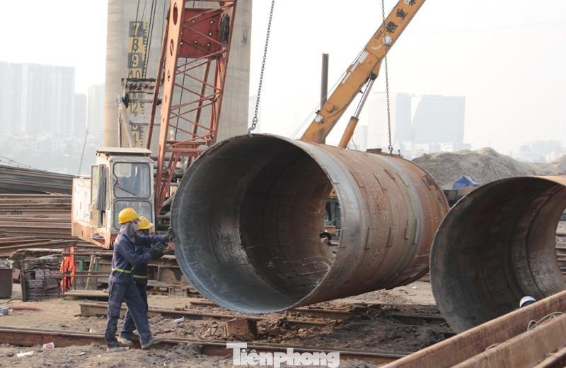 Mỗi trụ cầu ở lòng sông Hồng nhà thầu phải huy động tới 24 ống vách thép có đường kính D1.200, sau đó dùng xà lan vận chuyển ra giữa sông để đổ cọc khoan nhồi.